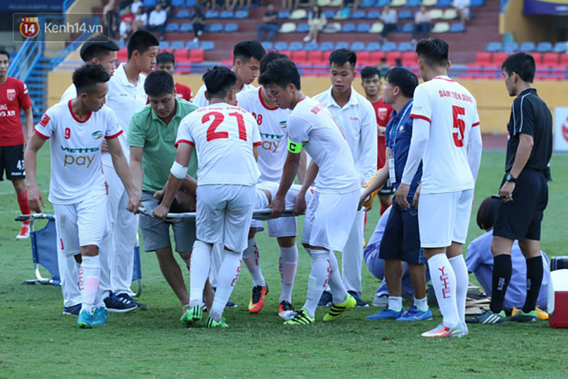 Cầu thủ Viettel nhập viện khẩn cấp sau pha phạm lỗi đáng sợ của cựu sao U23 Việt Nam